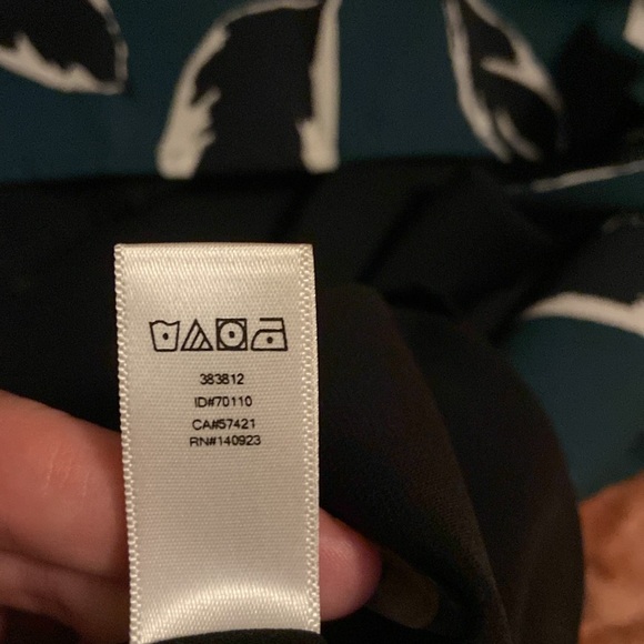 Gorgeous Keyhole Top from LOFT - Picture 7 of 8